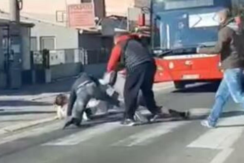 MAKLJAŽA NASRED BULEVARA: Presekao ga autom PA SE TUKLI NA ASFALTU, jedva ih razdvojili (VIDEO)