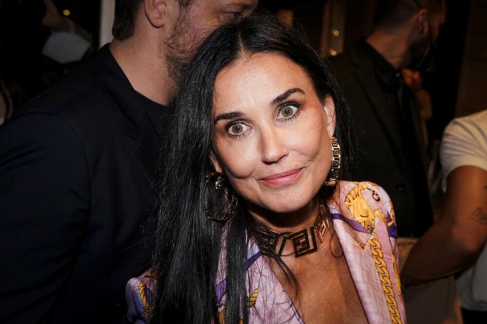 IMALA TROJKU KAKO BI SAČUVALA MUŽA, SVI JE PROZIVAJU DA JE PRETERALA SA KOREKCIJAMA: Tek da čujete koje je GODIŠTE