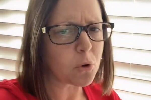 SUMNJALA JE DA JE NEKO GLEDA DOK JE POD TUŠEM: Odlučila je da proveri, pa se zaprepastila saznanjem (VIDEO)