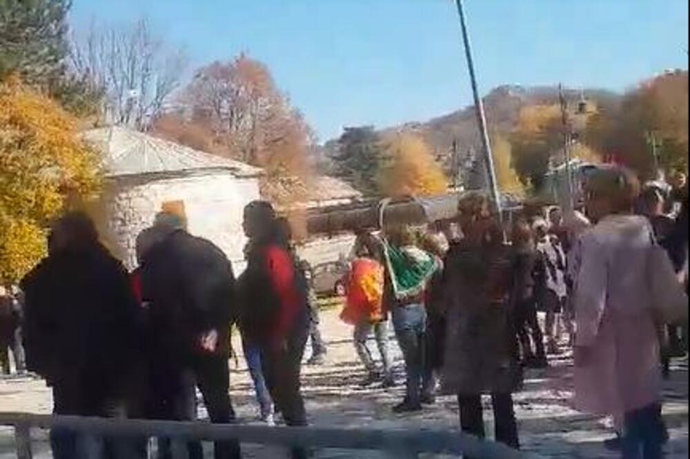NEMIRI NA CETINJU: Okupili se ispred cetinjskog manastira na dan SLAVE i vređaju mitropolita Joanikija (VIDEO)