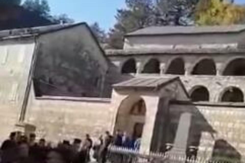 "NISI DOSTOJAN": Na Cetinju psovali i vređali mitropolita Joanikija, policija ispred manastira (VIDEO)