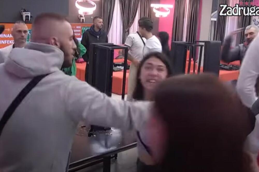 ORI SE ZADRUGA ZBOG MENSURA: Pale brutalne uvrede, Milica potpuno UTUČENA! (VIDEO)