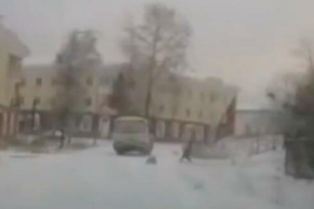 DEVOJČICU (5) POKOSIO AUTOBUS! Igrala se sa bratom i sestrom kada je usledio TRENUTAK STRAVIČNE NESREĆE (VIDEO)