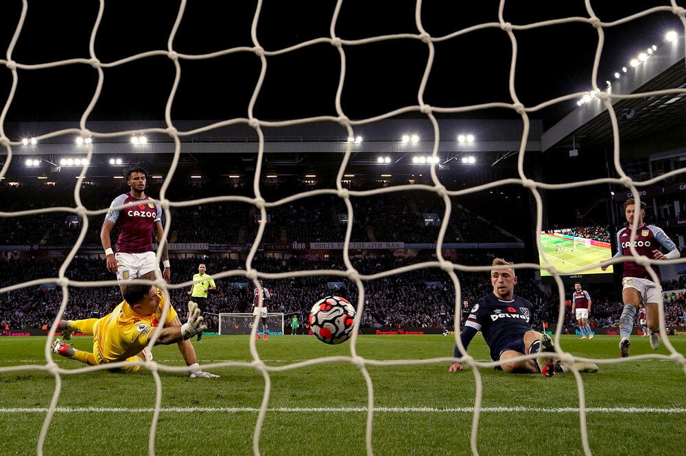 DVE POBEDE GOSTUJUĆIH TIMOVA: Vest Hem ubedljiv protiv Aston Vile (FOTO)