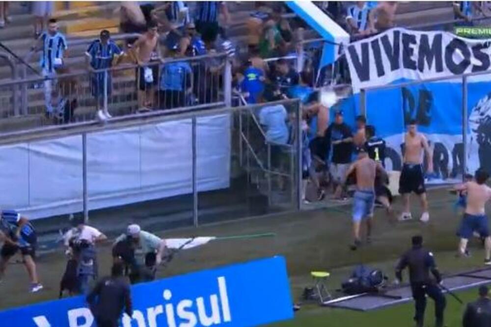 BRAZILSKI VELIKAN SVE BLIŽE ISPADANJU, NAVIJAČIMA PREKIPELO: Upali na teren i uništili VAR, igrači pobegli! (VIDEO)