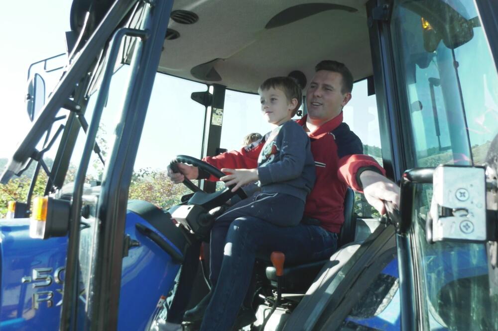 PONOS SRBIJE: Sa trubom je obišao ceo svet, ali se uvek vraća u rodno mesto gde obrađuje 30 hektara zemlje FOTO