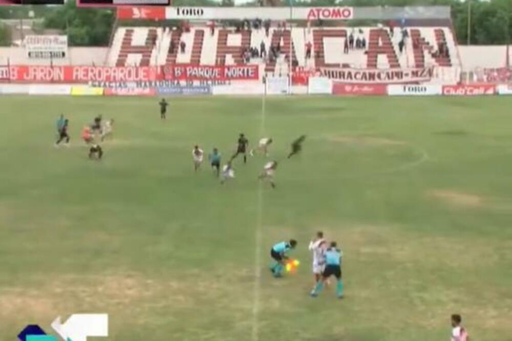 PUCNJAVA NA TRIBINAMA: Ranjen gostujući trener (VIDEO)