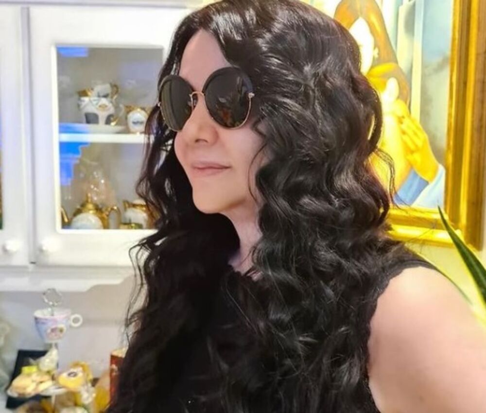 Vesnin otac je bio izrazito moralan i tradicionalan čovek. U periodu odrastanja je strogo vaspitana