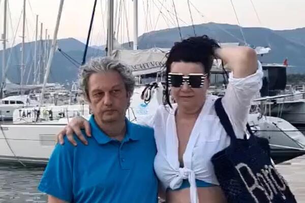 FOTOGRAFIJA MARIĆEVE ŽENE SA DRUGIM MUŠKARCEM ĆE PODIĆI PRAŠINU:Veliki MOĆNIK sedi pored nje, bili su BLISKI!(FOTO)