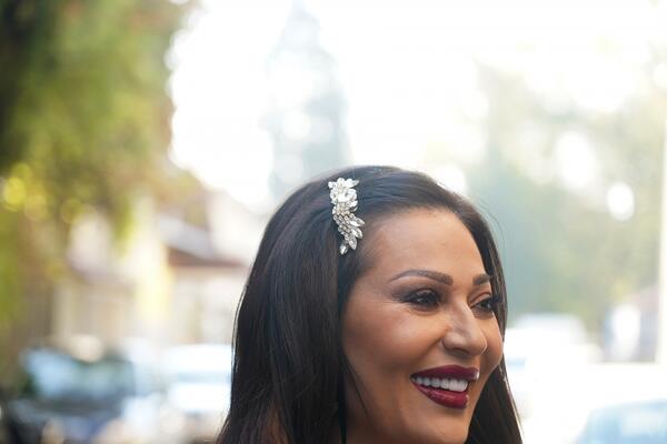 JAO, CECO, ŠTA NAM RADIŠ?! Duboki DEKOLTE oduševio sve, pevačica pokazala ZANOSNE OBLINE i jedan BITAN DETALJ!