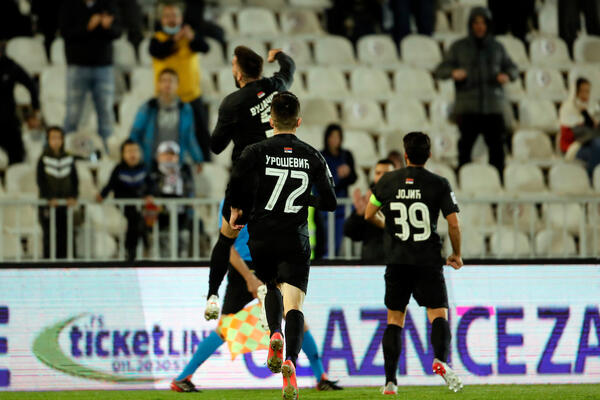 FUDBALER PARTIZANA STAO NA LUDI KAMEN: Prvotimac crno-belih se oženio sa prelepom odbojkašicom! (FOTO)