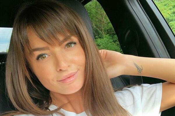 ONA NAVIJA DA NOVAK IZGUBI VEČERAS: Vatrena Mađarica je PRIRODNA LEPOTICA, poznata po skandalu sa BEKEROM! (FOTO)