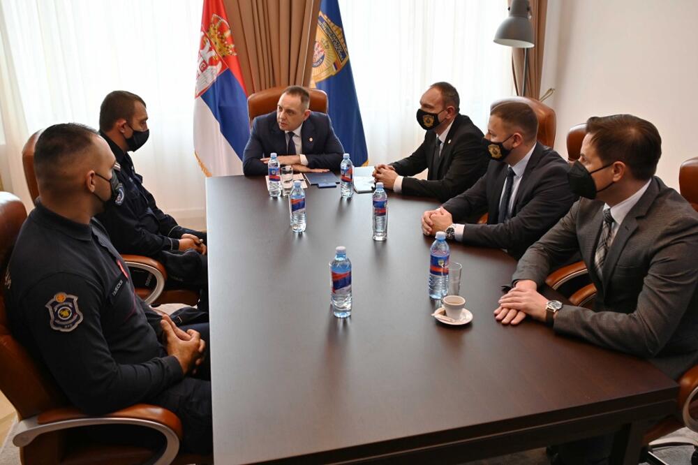 VULIN NAGRADIO ŠKOLSKOG POLICAJCA I VATROGASCA-SPASIOCA: Kada se pozornici vrate na ulice život građana biće bolji