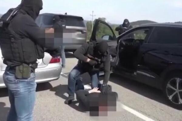 NEVEROVATNA AKCIJA POLICIJE NA AUTO-PUTU: U jurnjavi uhapšena 2 dilera! (VIDEO)