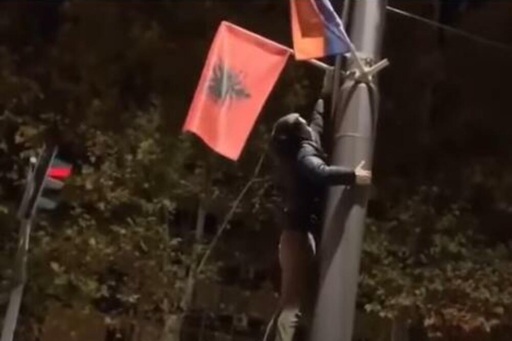 PENJU SE NA BANDERE, NOSE MERDEVINE! Masovno uklanjanje ALBANSKIH ZASTAVA u Beogradu (VIDEO)