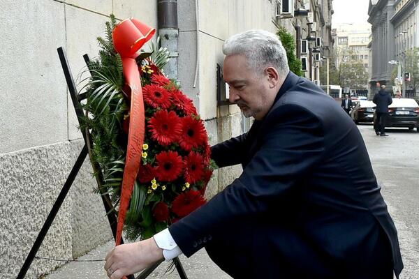 Krivokapić položio venac na spomen-ploču Đinđiću (FOTO)