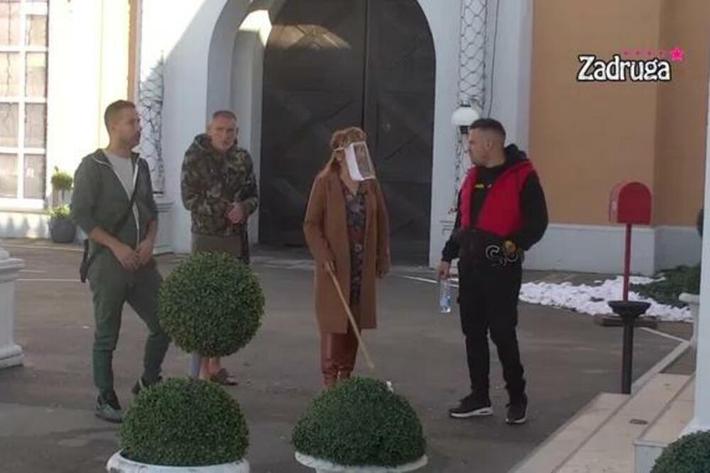 DŽEHVA ZGROŽENA (NE)HIGIJENOM ZADRUGARA! FRAPIRALA SE KAD JE KRENULA U OBILAZAK IMANJA, pa ih sve postrojila!