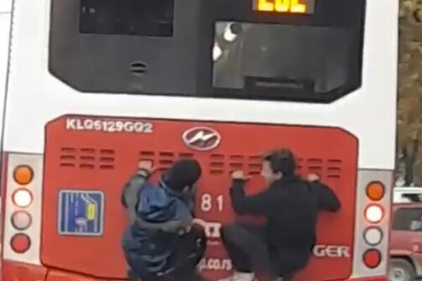 DECO, ŠTA VAM JE?! Klinci USRED BEOGRADA radili VEOMA OPASNU STVAR, mogli su DA NASTRADAJU! (VIDEO)