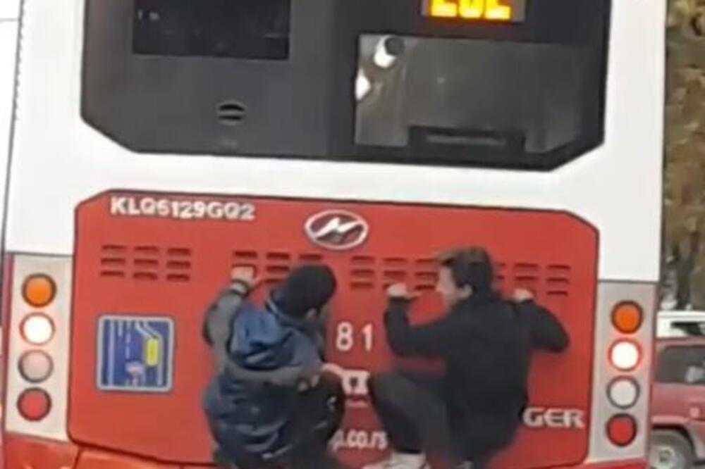 DECO, ŠTA VAM JE?! Klinci USRED BEOGRADA radili VEOMA OPASNU STVAR, mogli su DA NASTRADAJU! (VIDEO)