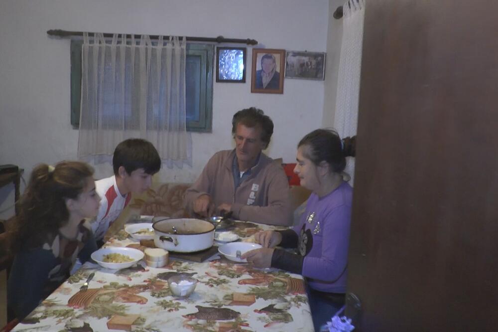 BEBIN PLAČ SE U KUĆI NA KRAJU SELA ZAČUO POSLE POLA VEKA ČEKANJA: Snajka iz Skadra donela sreću u dom Đokovića FOTO