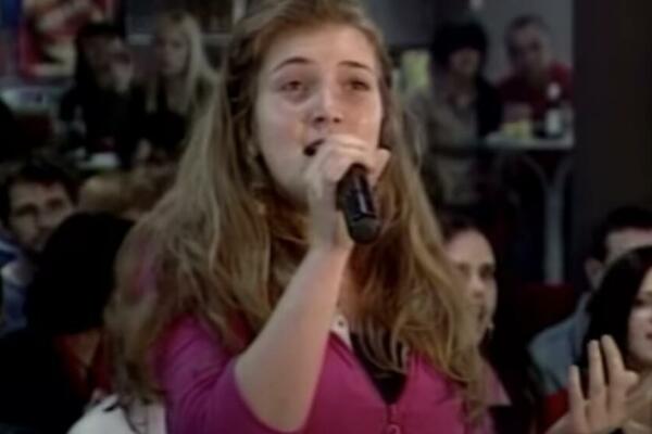 PREPOZNAJETE LI POZNATU PEVAČICU? Danas je ZVEZDA, kao anonimna je karijeru započela sa 16 godina! (FOTO)