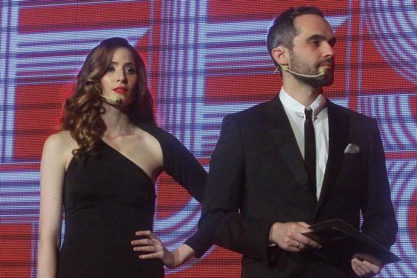 SVI OČI BILE UPERENE U ATRAKTIVNU DAMU KOJA JE DOŠLA SA POZNATIM GLUMCEM! Svi slute da je na pomolu NOVA LJUBAV?