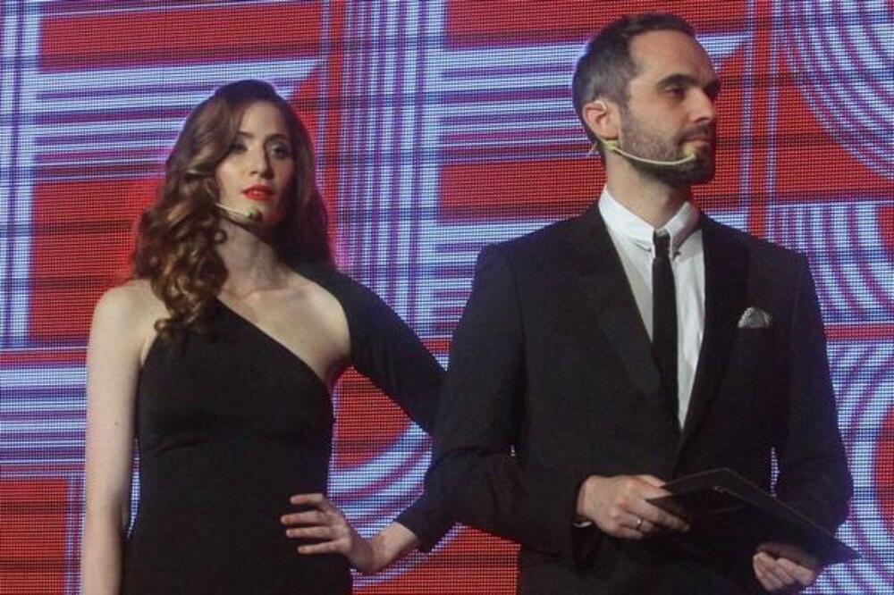 SVI OČI BILE UPERENE U ATRAKTIVNU DAMU KOJA JE DOŠLA SA POZNATIM GLUMCEM! Svi slute da je na pomolu NOVA LJUBAV?