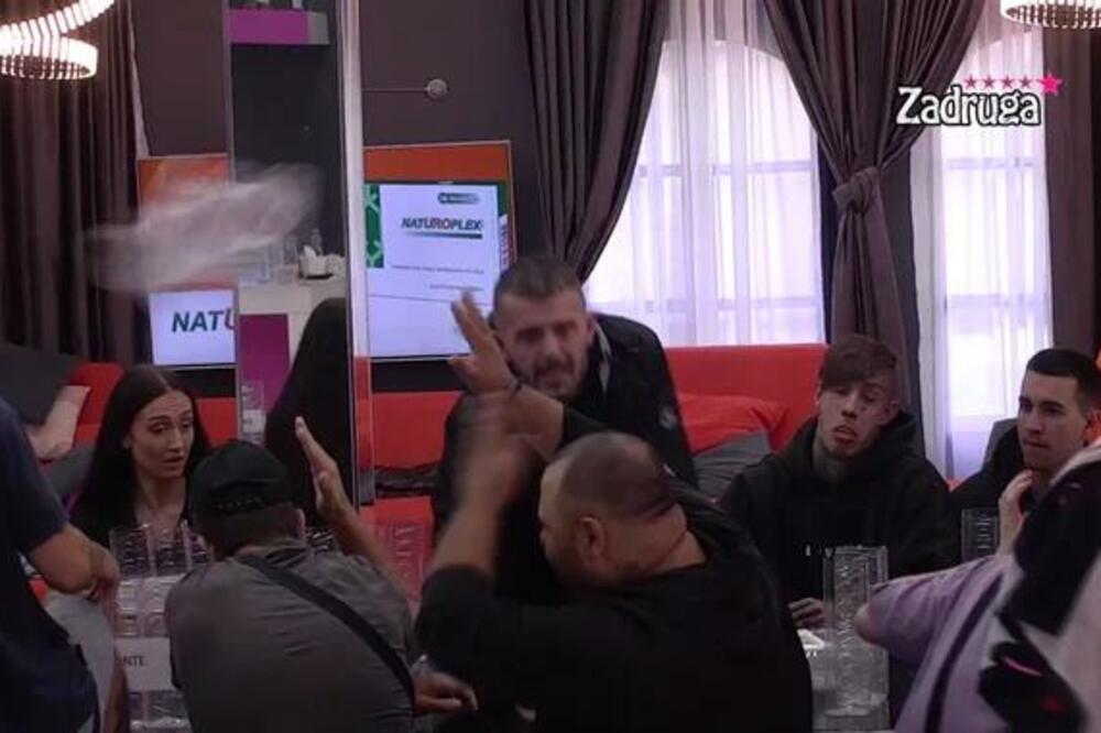 LETE JAJA, FLAŠE - ZADRUGARI OZBILJNO ZARATILI ZBOG HRANE: Uskočilo i OBEZBEĐENJE! (VIDEO)