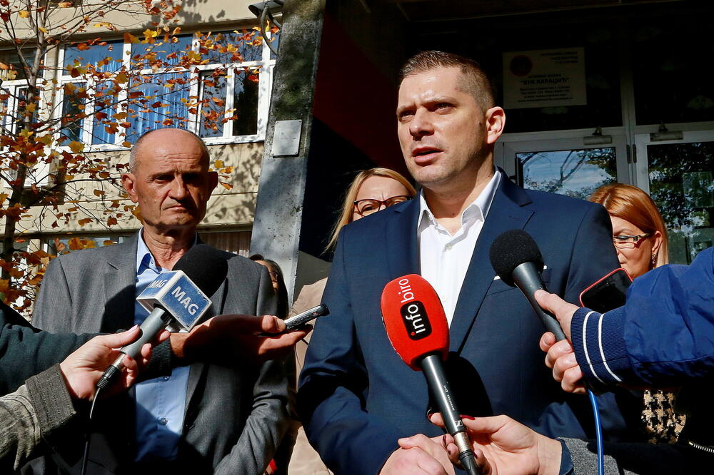 UGAŠENE SU 24 VELIKE KOTLARNICE: Nikodijević obišao školu u Surčinu na Svetski dan čistog vazduha