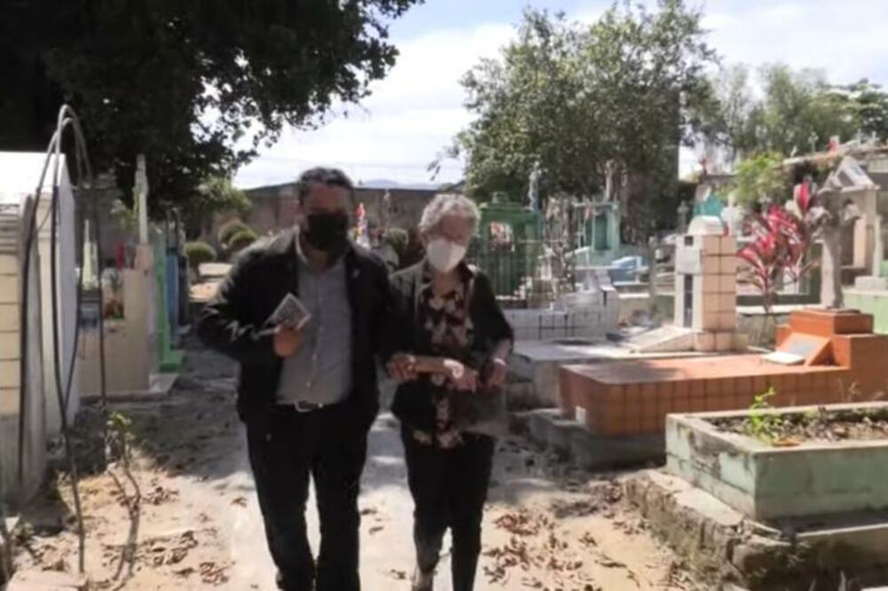 DIGITALIZACIJA SA MRTVIMA: QR kod na spomeniku vodi do veb-stranice, PAZITE SAMO! (VIDEO)