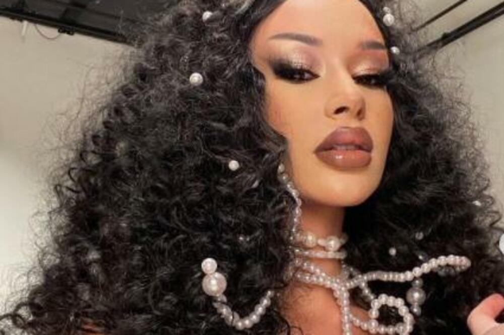 ELENA KITIĆ BEZ GARDEROBE ALI SE NA NJENIM GRUDIMA VIDI ČITAV SVEMIR: Umetnost na VRHUNCU, prikazana do tančina!