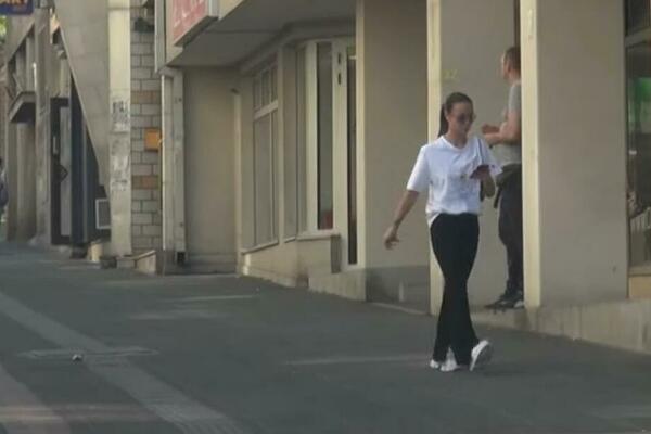 MNOGI JE NISU POZNALI, ŠETALA ULICOM POTPUNO NEOPAŽENO A ZVEZDA: Na društvenim mrežama GORI, ovo je PRIRODNO STANJE