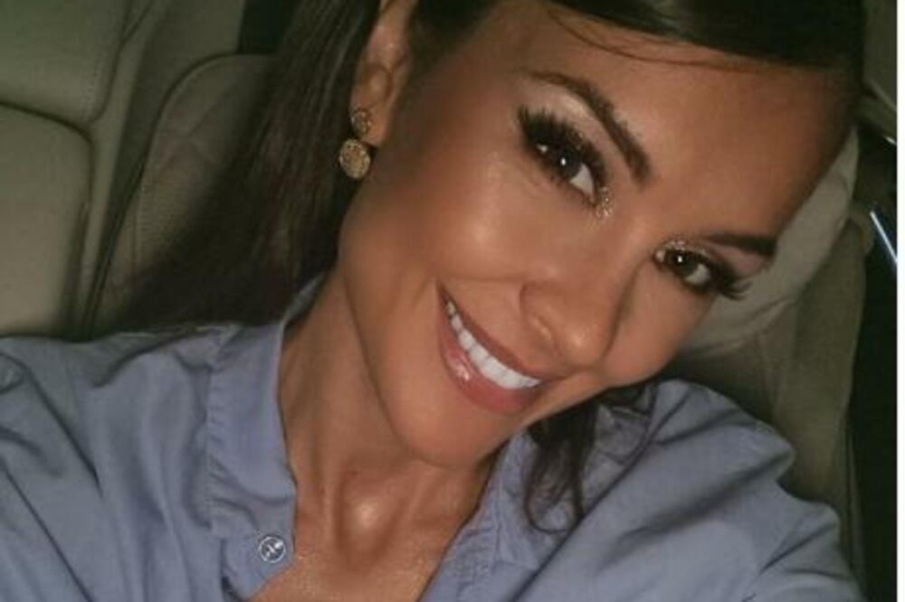 DRAGANA MIĆALOVIĆ ZAPALILA TERETANU: Oznojena od vežbanja, utegnuta u helanke pokazala izvajanu zadnjicu! (FOTO)