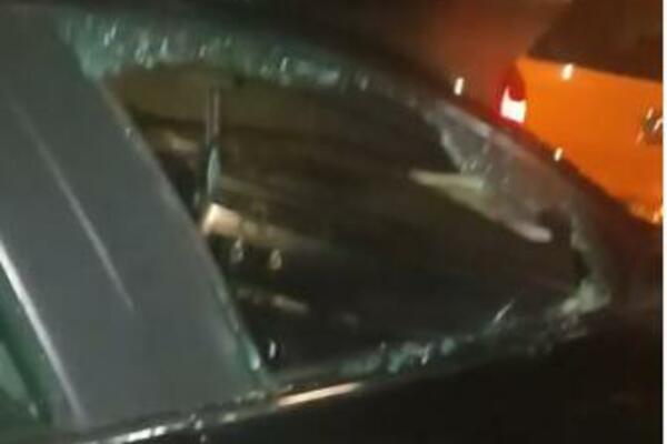 OPLJAČKAN AUTO U BEOGRADU: Razbijeno staklo, nestao novčanik! (SNIMAK SA LICA MESTA)