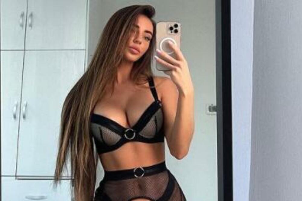 STARLETA UVUKLA BOMBASTIČNU ZADNJICU U MINIJATURNE TANGE: Zauzela BEZOBRAZNU POZU, nikada divlje hot izdanje! FOTO