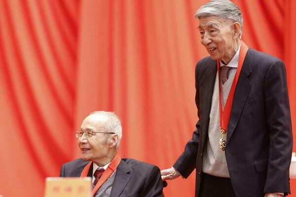 KONSTRUKTOR AVIONA I NUKLEARNI STRUČNJAK Si Đinping im ukazao veliko poštovanje i čast! Čvrsto im stegnuo ruku