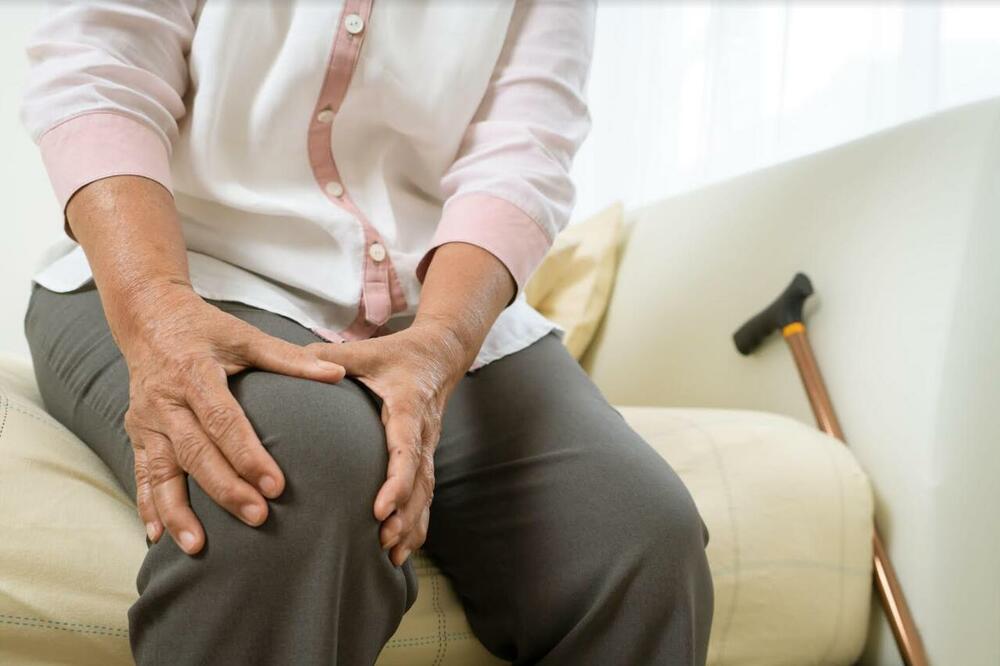 OSTEOPOROZA - BOLEST KOJA MUČI SKORO SVE STARIJE OSOBE U SRBIJI: Evo koja hrana će vam POMOĆI da se LAKŠE KREĆETE