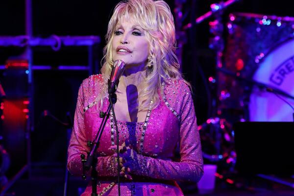 AU, ČOVEČE! Prvi put posle 55 GODINA BRAKA pokazala svog MUŽA - svi su mislili da taj čovek NE POSTOJI! (FOTO)