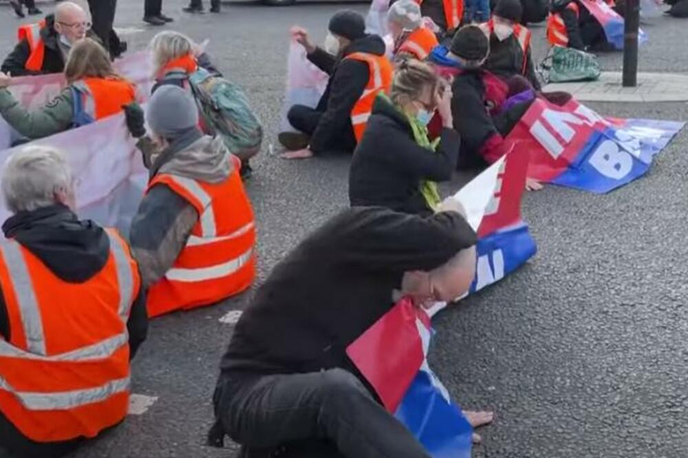 EKOLOŠKI AKTIVISTI BLOKIRALI PUTEVE ISPRED BRITANSKOG PARLAMENTA: Neki od demonstranata se ZALEPILI ZA POD (VIDEO)
