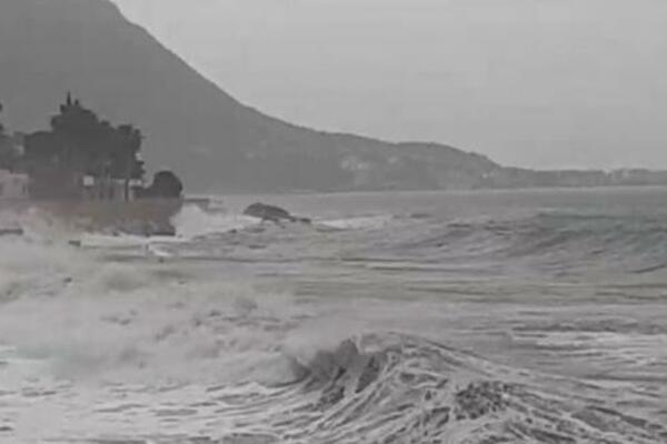 STRAVIČAN SNIMAK IZ HERCEG NOVOG: Kakva OLUJČINA, AU! (VIDEO)