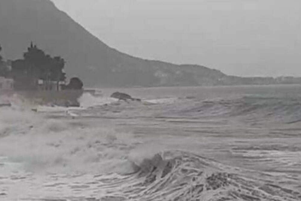 STRAVIČAN SNIMAK IZ HERCEG NOVOG: Kakva OLUJČINA, AU! (VIDEO)