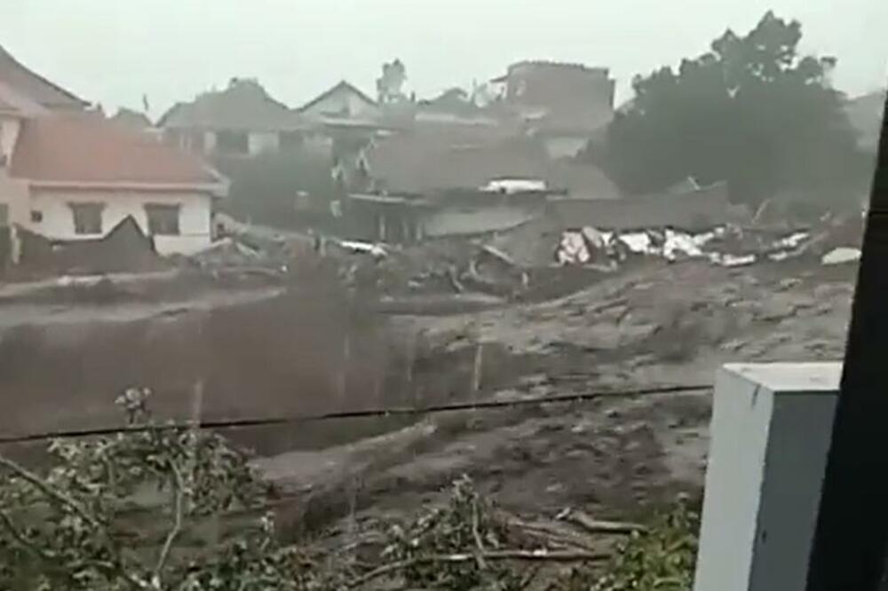 STRAŠNE POPLAVE U INDONEZIJI: Broje se MRTVI i NESTALI, ovo je pakao (VIDEO)