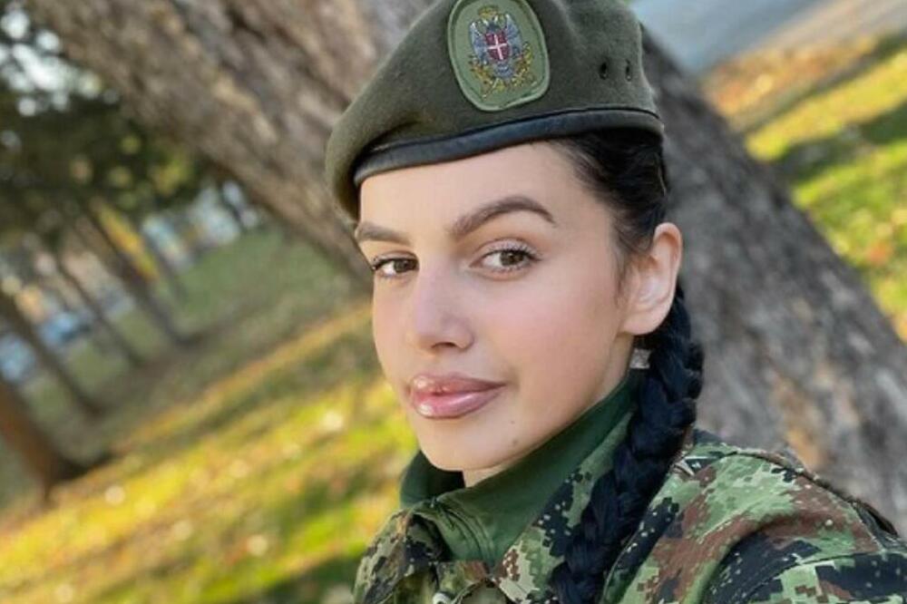ŽELJANA JE NAJLEPŠA DAMA U UNIFORMI! Ima 19 godina, 10.000 pratilaca, a SOBU DELI SA 20 ŽENA (FOTO)