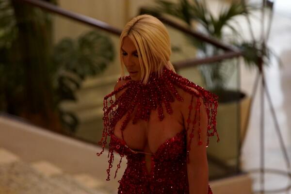 OVA ŽENA JE BILA UZ KARLEUŠU KADA JE BILO NAJTEŽE! Zauzela MAJČINSKI STAV i dala PODRŠKU: Neverovatno liči na DIVNU