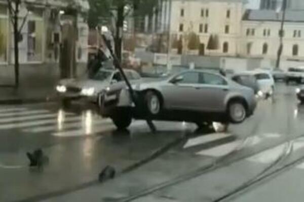BIZARNA SAOBRAĆAJKA U NEMANJINOJ! Automobilom se ZAKUCAO u SEMAFOR, pa ostao da visi na njemu (VIDEO)