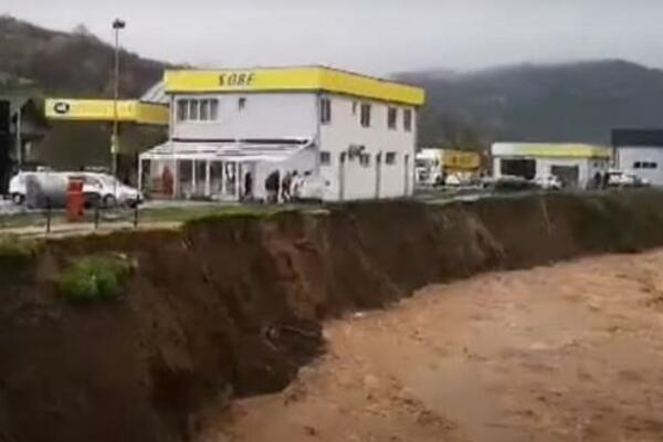 JEZIVE SCENE IZ SARAJEVA: Uz Željeznicu se OBRUŠAVA zemljište, reka preti da uništi OBJEKTE! (VIDEO)