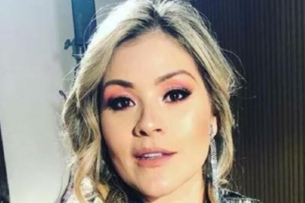 SELA ZA STO DA RUČA, PA SALVETOM OBRISALALA RUŽ: Videla nešto NEMOGUĆE, usledila JEZIVA SCENA! (VIDEO)