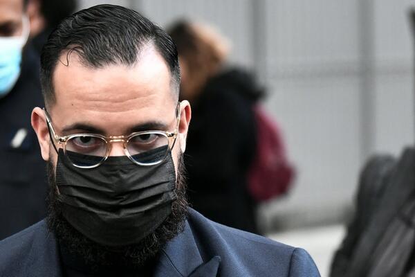 MAKRONOV BIVŠI TELOHRANITELJ OSUĐEN NA 3 GODINE ZATVORA: Na demonstracijama vukao ženu i tukao muškarca