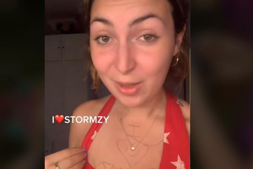 IŠARALA JE GRUDI I MISLILA JE DA JE U PITANJU PRIVREMENA TETOVAŽA: Grdno se prevarila, PAZITE SAMO ŠTA JOJ PIŠE!