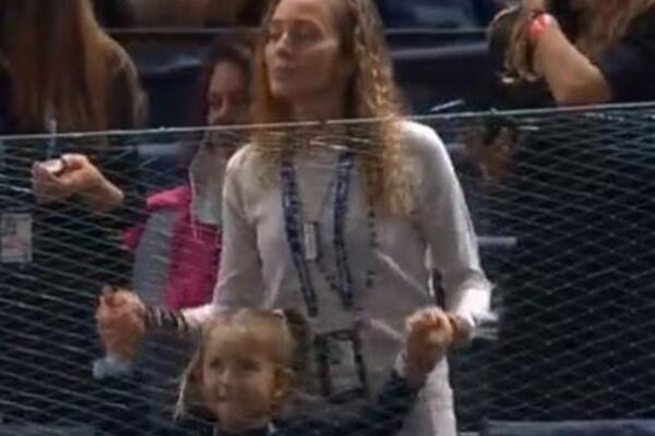 ĐOKOVIĆ IMAO NAJLEPŠU PODRŠKU S TRIBINA: Jelena i ćerkica ZAIGRALE posle Noletovog trijumfa! (VIDEO)